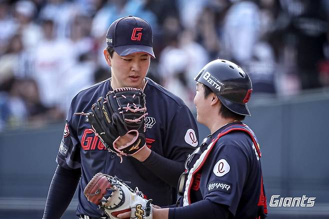 롯데 자이언츠 마무리 투수 김원중(왼쪽). /사진=롯데 자이언츠 제공