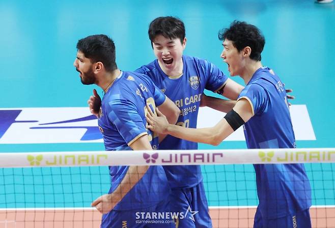 [B하인드★] 진격의 김지한, 철벽 블로킹 3개로 파죽의 3연승! 봄 배구 보인다