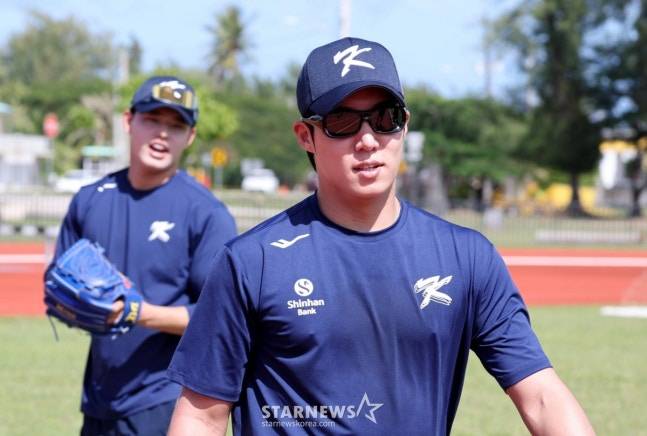 원태인(오른쪽)이 조언을 구하는 문동주를 뒤로 하고 떠나가고 있다. /사진=강영조 선임기자