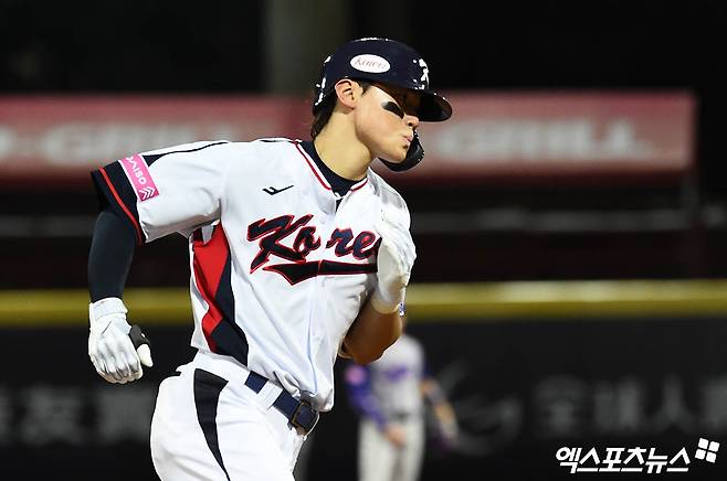 KIA 타이거즈 김도영이 2026 월드베이스볼클래식(WBC) 참가 선수를 대상으로 한 가상 드래프트에서 17번째로 지명됐다. 야수 중 11번째, 3루수 중에서는 16순위 마이켈 가르시아(캔자스시티, 베네수엘라)에 이어 2번째다. 김도영에 이어 두 번째로 지명된 한국인 선수는 KT 위즈 안현민(33순위)이다. 엑스포츠뉴스 DB