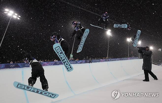 최가온의 마지막 도전 (리비뇨=연합뉴스) 류영석 기자 = 12일(현지시간) 이탈리아 리비뇨 스노파크에서 열린 2026 밀라노·코르티나담페초 동계 올림픽 스키 스노보드 여자 하프파이프 결선에서 최가온이 마지막 3차 시기 묘기를 선보이고 있다.
사진은 최가온의 3차 시기 두번째 점프를 촬영한 사진 6장을 레이어 합성해서 만들었다.2026.2.13 ondol@yna.co.kr