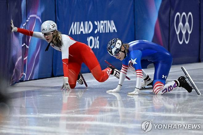기어서 경쟁하는 스토더드(오른쪽) [AFP=연합뉴스]