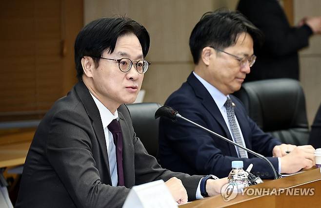 한미 전략적 투자 MOU 이행위원회서 발언하는 김정관 장관 (서울=연합뉴스) 김인철 기자 = 김정관 산업통상부 장관이 13일 서울 종로구 한국무역보험공사에서 열린 한미 전략적 투자 MOU 이행위원회에서 발언하고 있다. 2026.2.13 yatoya@yna.co.kr