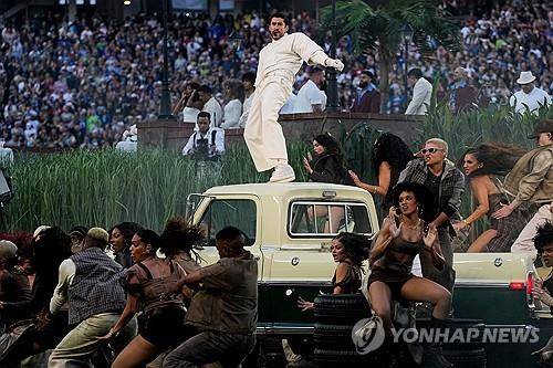 슈퍼볼 하프타임쇼 공연 중인 배드 버니 [AP 연합뉴스 자료사진. 재판매 및 DB 금지]