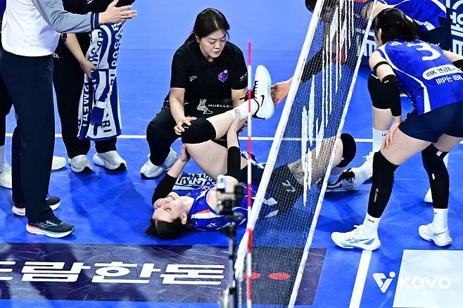 발목 통증을 호소하는 IBK기업은행의 킨켈라(중앙) [한국배구연맹 제공. 재판매 및 DB 금지]