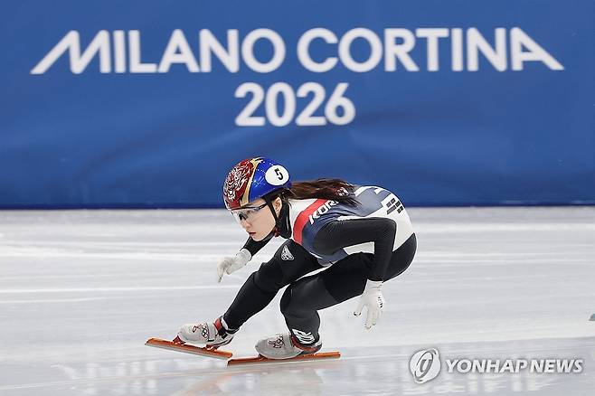 침착하게 레이스 펼치는 최민정 (밀라노=연합뉴스) 서대연 기자 = 10일(현지시간) 이탈리아 밀라노 아이스스케이팅 아레나에서 열린 2026 밀라노ㆍ코르티나담페초 동계올림픽 쇼트트랙 혼성계주 준준결승에서 최민정이 레이스를 펼치고 있다. 2026.2.10 dwise@yna.co.kr