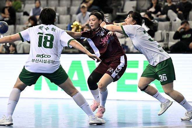 15일 부산시설공단과 경기에서 패스를 시도하는 서울시청 조수연(가운데). [한국핸드볼연맹 제공. 재판매 및 DB 금지]