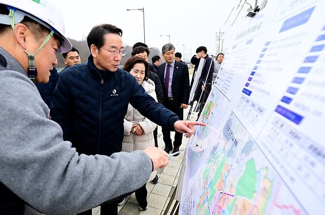 ▲ 유정복 인천시장이 지난 13일 서구 검단호수공원역을 찾아 인천 순환 3호선 사업 대상지를 점검하고 있다. /사진제공=인천시