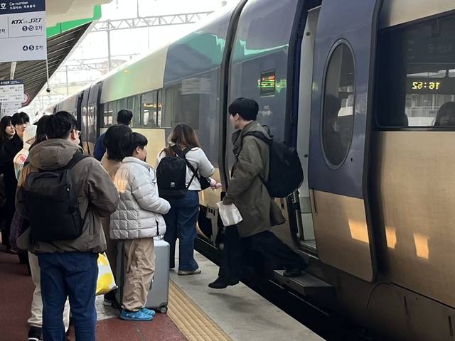 설 명절 연휴 이튿날인 15일 전주역이 귀성객·관광객들로 붐비고 있다. 유민성 인턴기자