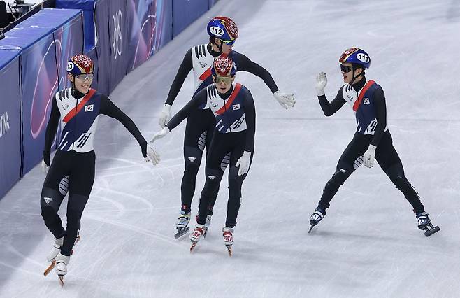 16일(현지시간) 이탈리아 밀라노 아이스스케이팅 아레나에서 열린 2026 밀라노코르티나담페초 동계올림픽 쇼트트랙 남자 5000m 계주 준결승에서 임종언, 신동민, 이정민, 이준서가 결승에 진출한 뒤 기뻐하고 있다. /연합뉴스