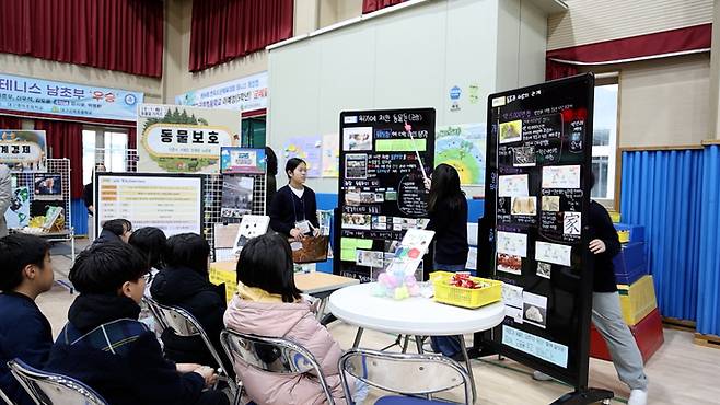 ▲ 군위초등학교 학생들이 IB 교육을 받고 있다.