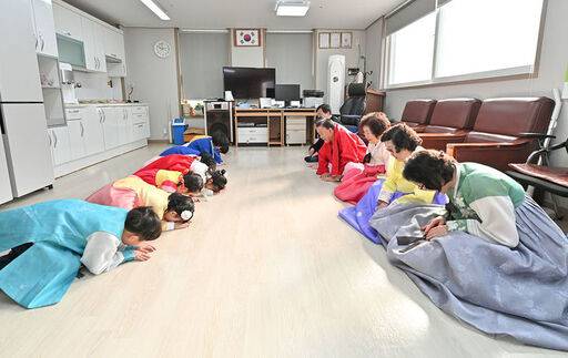 강원 정선 봉양어린이집 원아들이 설을 앞두고 경로당을 방문해 세배로 예절을 배우고 있는 모습 / 뉴시스
