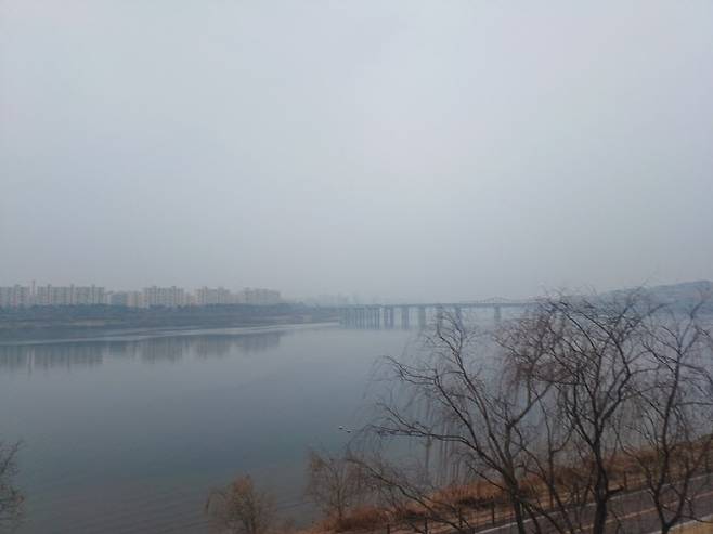 15일 오전 러닝 중 촬영하신 한강 풍경. 다소 흐린 날씨 속에 안개가 자욱한 모습이다.(사진= 참가자 제공)