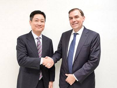 LG유플러스 홍범식 대표가 아마존웹서비스(AWS) 맷 가먼 CEO와 작년 APEC을 계기로 만나서 협업을 약속했다(사진=LG유플러스)