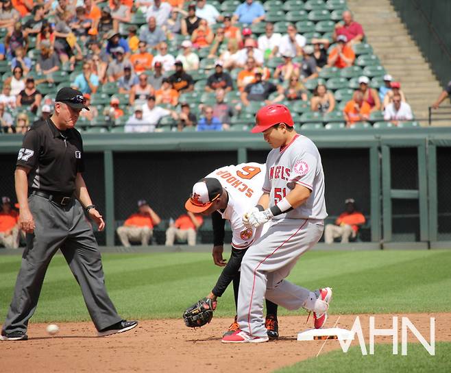 (지난 2016년 볼티모어 시절의 스쿱(가운데)이 2루타를 치고 진루한 최지만 앞에서 수비를 하고 있다)
