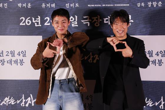 배우 박지훈(왼쪽), 유해진이 21일 서울 강남구 메가박스 코엑스에서 열린 영화 '왕과 사는 남자' 기자간담회에서 포즈를 취하고 있다. 〈사진=연합뉴스〉