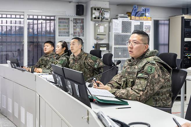 지휘통제실에서 작전지휘 중인 대대장.(육군 제공)