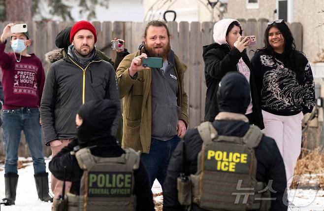 5일(현지시간) 미네소타 미니애폴리스에서 시민들이 이민세관단속국(ICE) 요원들을 경계하며 이들의 모습을 촬영하고 있다. 2026.02.05. ⓒ AFP=뉴스1
