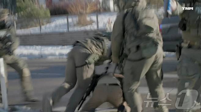 1월 13일(현지시간) 미국 미네소타주 미니애폴리스에서 연방 요원들이 알렉스 프레티를 체포하려 시도하는 모습. (The News Movement 제공) 2026.01.13. ⓒ 로이터=뉴스1