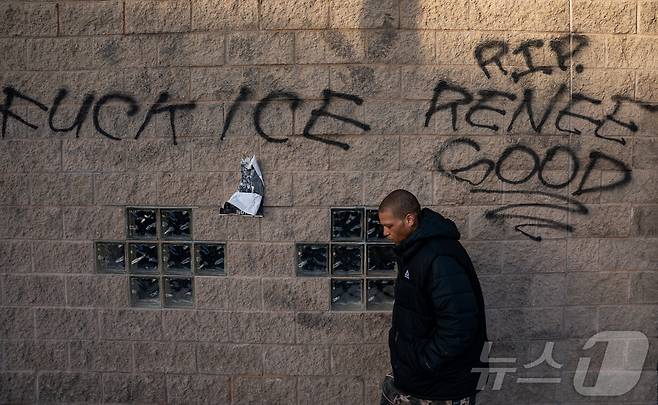 3일(현지시간) 미국 미네소타주 미니애폴리스에 이민세관단속국(ICE) 요원에게 살해된 르네 니콜 굿을 기리는 낙서가 적혀 있다. 2026.02.03. ⓒ 로이터=뉴스1