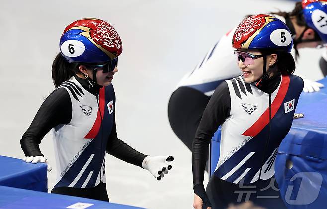 함께 웃은 최민정과 김길리. 2026.2.15 ⓒ 뉴스1 김진환 기자