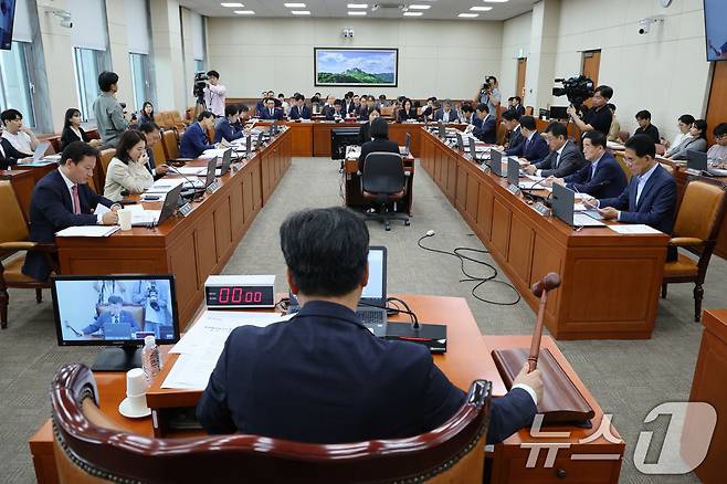 지난해 9월 당시 안호영 국회 환경노동위원회 위원장이 환노위 전체회의에서 근로자의 날을 노동절로 명칭을 변경하는 법안 의결에 의사봉을 두드리고 있다.ⓒ뉴스1 신웅수 기자