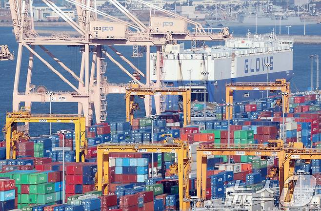 경기 평택시 포승읍 평택항에 수출용 컨테이너가 쌓여있는 모습.ⓒ 뉴스1 김영운 기자