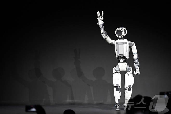 세계 최대 가전·정보기술(IT) 전시회 'CES 2026' 현대차그룹 프레스 컨퍼런스에서 차세대 전동식 아틀라스 시제품이 손인사하고 있다. (공동취재)ⓒ 뉴스1 황기선 기자