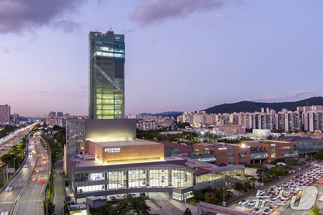 용인포은아트홀 야경.(용인시 제공)