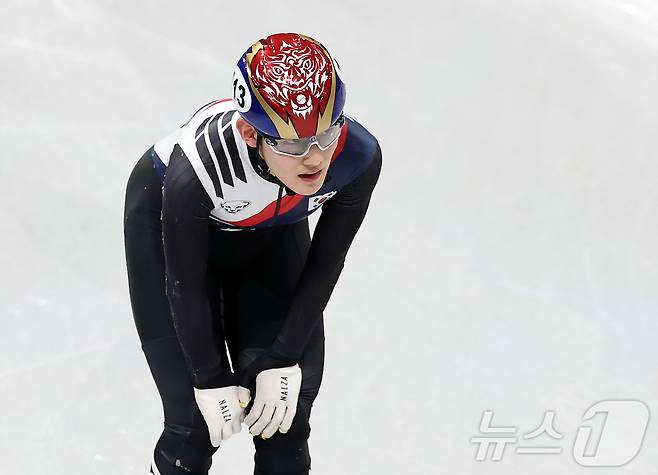 쇼트트랙 임종언이 14일(현지시간) 이탈리아 밀라노 아이스 스케이팅 아레나에서 열린 2026 밀라노·코르티나담페초 동계올림픽 쇼트트랙 남자 1500m 준준결승에서 넘어지며 준결승 진출에 실패한 후 아쉬워하고 있다. 2026.2.15 ⓒ 뉴스1 김진환 기자
