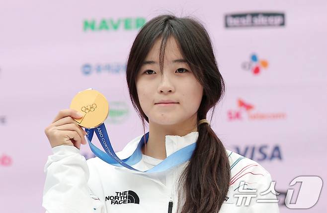 스노보드 여자 하프파이프에서 금메달을 차지한 최가온이 14일(현지시간) 이탈리아 밀라노의 빌라 네키 캄필리오(Villa Necchi Campiglio)에 마련된 코리아하우스에서 기자회견을 마친 후 금메달을 들고 기념 촬영을 하고 있다. 2026.2.14 ⓒ 뉴스1 김성진 기자