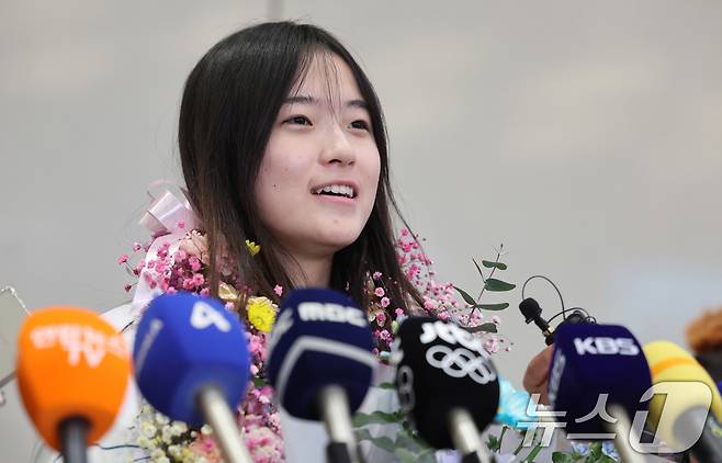 2026 밀라노·코르티나담페초 동계올림픽 스노보드 여자 하프파이프에서 금메달을 차지한 최가온이 16일 인천국제공항 2터미널을 통해 귀국해 취재진 질문에 답하고 있다. 2026.2.16 ⓒ 뉴스1 박지혜 기자