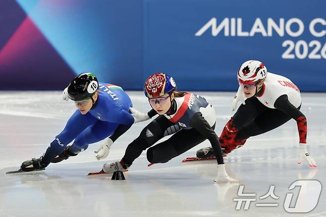 쇼트트랙 최민정이 16일(현지시간) 이탈리아 밀라노 아이스스케이팅 아레나에서 열린 2026 밀라노·코르티나담페초 동계올림픽 쇼트트랙 여자 1000m 준준결승에서 질주하고 있다. 2026.2.16 ⓒ 뉴스1 김진환 기자