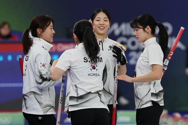 먼저 1점 가져간 한국
(코르티나담페초=연합뉴스) 서대연 기자 = 15일(현지시간) 이탈리아 코르티나담페초 컬링 올림픽 스타디움에서 열린 2026 밀라노ㆍ코르티나담페초 동계올림픽 컬링 여자 라운드로빈 한국과 일본의 경기에서 1엔드에서 1점을 따낸 한국 대표팀 선수들이 기뻐하고 있다. 2026.2.15
dwise@yna.co.kr
(끝)
<저작권자(c) 연합뉴스, 무단 전재-재배포, AI 학습 및 활용 금지>