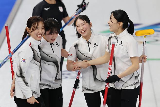 컬링 한일전, 기분좋은 승리
(코르티나담페초=연합뉴스) 서대연 기자 = 15일(현지시간) 이탈리아 코르티나담페초 컬링 올림픽 스타디움에서 열린 2026 밀라노ㆍ코르티나담페초 동계올림픽 컬링 여자 라운드로빈 한국과 일본의 경기에서 한국 대표팀이 이긴 뒤 기뻐하고 있다. 2026.2.16