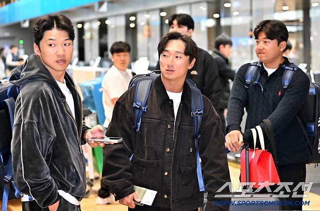 류지현 감독이 이끄는 대한민국 야구대표팀이 15일 2차 캠프가 열리는 일본 오키나와로 출국했다. 박해민, 신민재, 송승기가 출국장으로 향하고 있다. 인천공항=박재만 기자 pjm@sportschosun.com/2026.02.15/