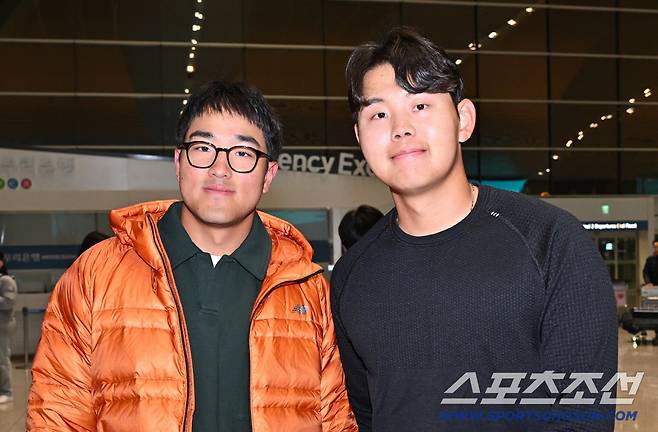 류지현 감독이 이끄는 대한민국 야구대표팀이 15일 2차 캠프가 열리는 일본 오키나와로 출국했다. 안현민, 소형준이 포즈를 취하고 있다. 인천공항=박재만 기자 pjm@sportschosun.com/2026.02.15/