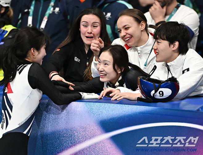 16일 이탈리아 밀라노 스피드스케이팅 아레나에서 열린 밀라노동계올림픽 쇼트트랙 여자 1000m 결승전. 김길리가 동메달을 차지했다. 눈물 터진 김길리 위로하는 최민정, 임종언. 밀라노(이탈리아)=송정헌 기자songs@sportschosun.com/2026.02.16/
