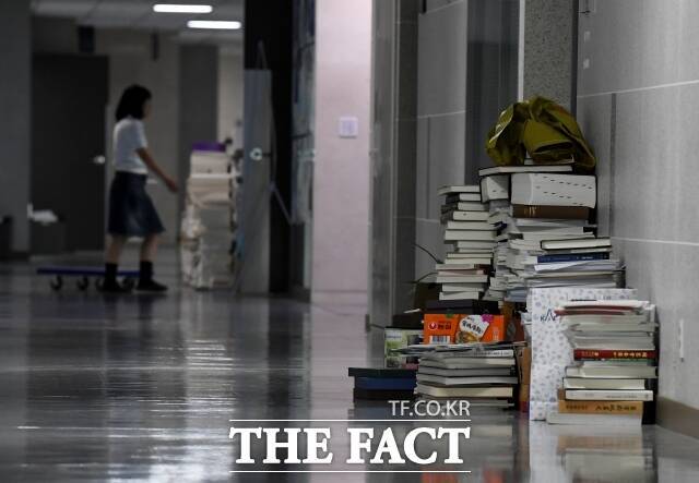 당 규모에 따라 보좌진에게 주어지는 복지와 실질적 처우는 크게 달라진다. 사진은 제22대 국회 개원을 하루 앞둔 지난 2024년 5월 29일 서울 여의도 국회의원회관에서 관계자들이 의원실 재배치를 위한 이사를 준비하고 있는 모습. /배정한 기자