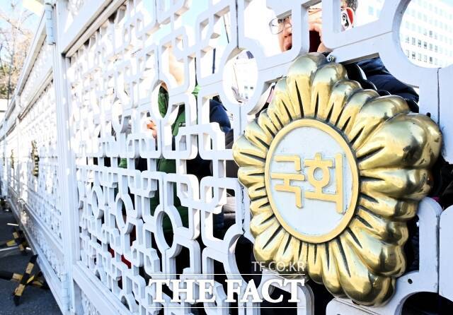 보좌진 개인의 정치 성향과 다른 당에서 일할 경우 내적 피로감은 한층 더 깊어진다. 윤석열 전 대통령 탄핵안 표결을 앞둔 지난 2024년 12월 7일 일 오후 서울 여의도 국회의사당 앞에서 시민들이 집회를 하고 있는 모습./배정한 기자