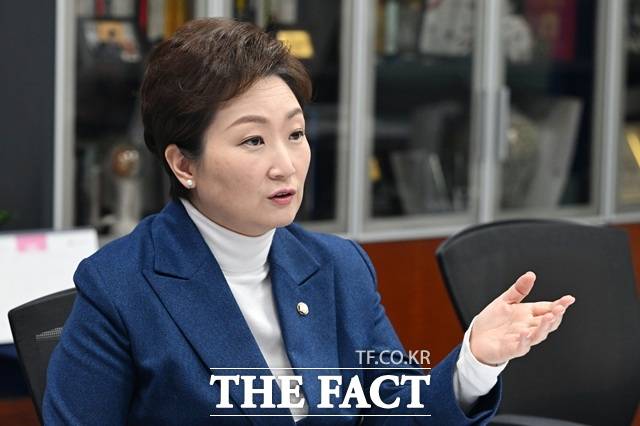 이언주 민주당 수석최고위원은 11일 국회의원회관에서 더팩트와 만나 국회의 입법 속도가 느리다는 이재명 대통령의 지적에 동의했다. /남용희 기자