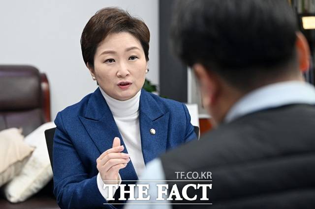 이언주 민주당 수석최고위원은 11일 국회의원회관에서 진행된 더팩트와 인터뷰에서 대대적인 정치 개혁의 필요성을 주장했다. 특히 '국회 운영 절차 혁신위원회'를 구성해야 한다고 언급했다. /남용희 기자