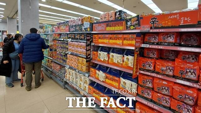 지난 11일 오후 7시 찾은 롯데마트 제타플렉스 서울역점에서 외국인들이 라면 코너에서 장을 보고 있다. /손원태 기자