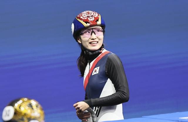 쇼트트랙 최민정이 14일(현지시간) 이탈리아 밀라노 아이스 스케이팅 아레나에서 열린 2026 밀라노·코르티나 담페초 동계올림픽 쇼트트랙 스피드스케이팅 여자 3000m 계주 준결승을 마치고 미소를 짓고 있다. /뉴시스