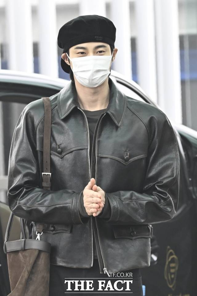 변우석의 경우 브랜드 협찬과 홍보가 결합된 일정인 만큼, 공항 패션의 완성이라 할 수 있는 '얼굴 공개'는 중요한 요소였다. 변우석은 지난 1월 이탈리아 밀라노 출국 당시(사진)에도 마스크로 얼굴을 가렸다. /송호영 기자