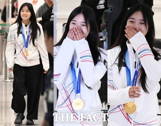 2026 밀라노·코르티나담페초 동계올림픽에서 한국 설상 종목 사상 첫 금메달을 목에 건 최가온 선수가 16일 인천국제공항을 통해 귀국하며 취재진의 카메라 세례에 쑥스러워하며 웃음짓고 있다.