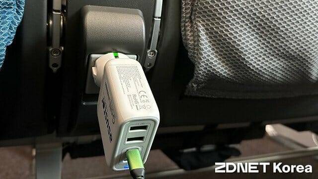 부피가 큰 충전기는 옆 자리 승객이 지나다닐 때 방해가 될 수 있다. (사진=지디넷코리아)