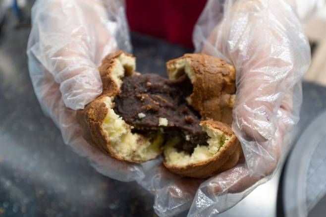 칠곡휴게소에서 판매하는 점보호두과자. 일반 호두과자의 5배 사이즈로 명성이 높다. 사진 인터넷 커뮤니티