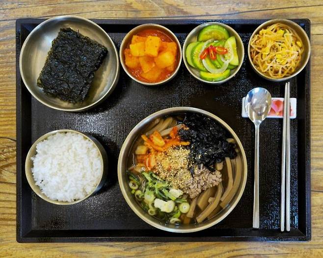 음성휴게소의 이정동묵밥은 제 24회 충청북도 향토음식 경연대회에서 대상을 수상한 지역의 대표 향토음식이다. 사진 한국도로공사