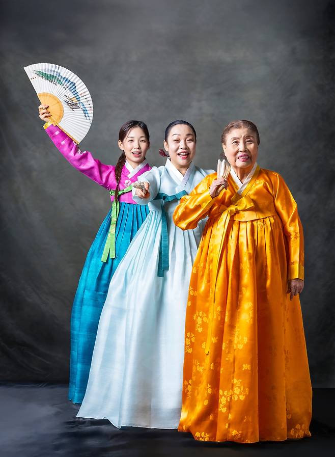 “아장아장 걸어라, 걷는 태를 보자. 방긋 웃어라, 잇속을 보자. 아매도 내 사랑아…” 명창 홍성덕(오른쪽)이 춘향전의 ‘사랑가’를 흥얼거리자, 딸 김금미(가운데)와 외손녀 박지현이 어깨를 가볍게 덩실거리며 장단을 맞췄다. 대를 잇는 우리 소리의 가락이 세 사람의 웃음과 어우러졌다. /이신영 영상미디어 기자